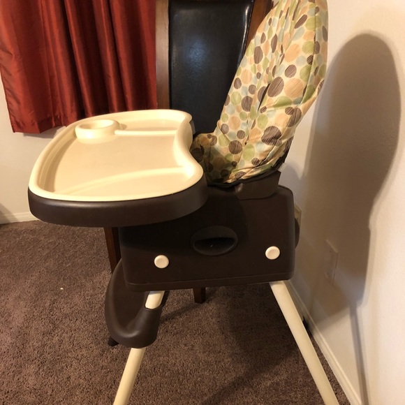 An infant high chair - Picture 3 of 4